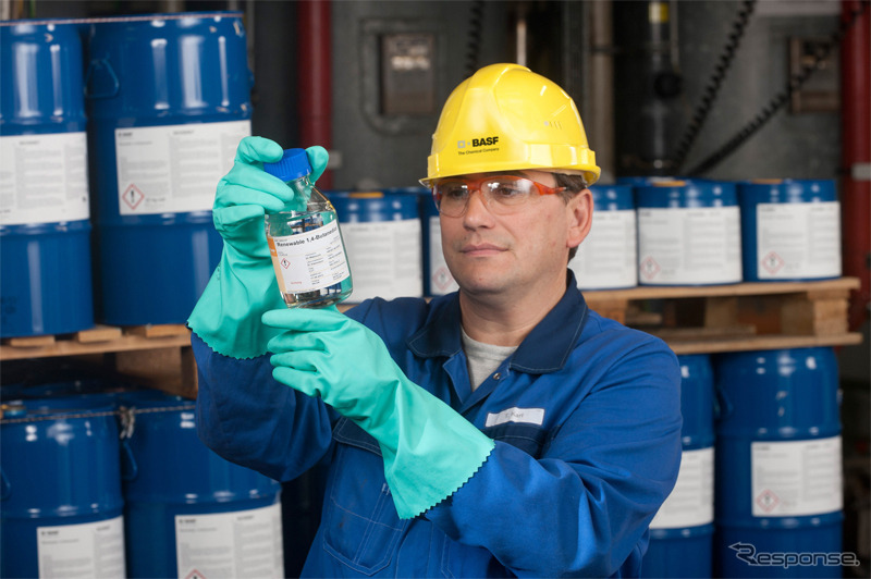 商業規模で初めて再生可能原料から製造された1,4-ブタンジオール（BDO）を検査するBASFの従業員