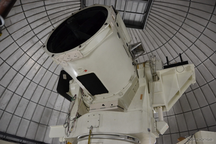 東京・小金井市のNICT本部、宇宙光通信地上センタードーム内で1.5メートル望遠鏡の見学ツアーが開催された。
