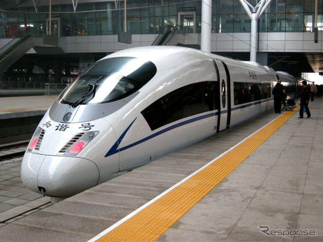 中国・天津～秦皇島間の高速鉄道が12月1日に開業。写真は天津駅に停車中の北京～天津間高速鉄道の車両