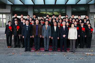 写真前列左から3番目：大連海事大学　王祖温校長、同4番目：経営委員・中国総代表　永井圭造