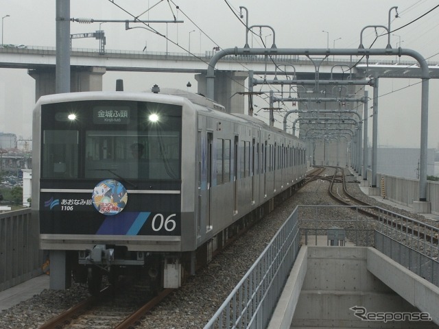 金城ふ頭駅に入線するあおなみ線の列車。名古屋臨海高速鉄道はあおなみ線での来場を呼びかけている。