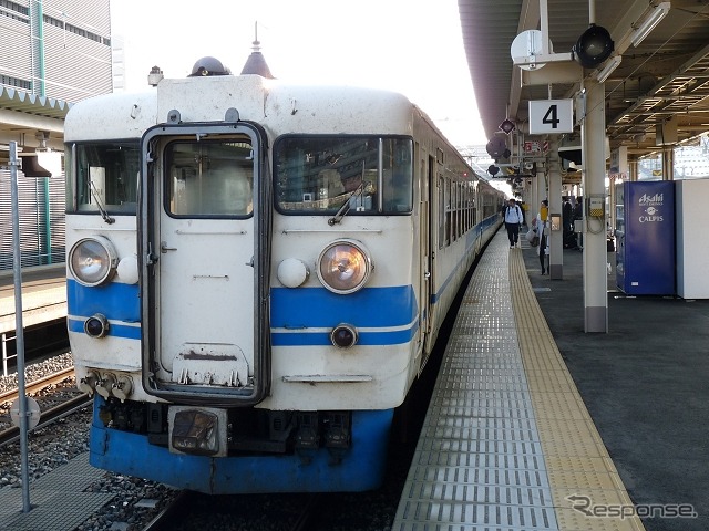 富山駅で発車を待つ北陸本線の普通列車。同線の直江津～金沢間は、えちごトキめき鉄道・あいの風とやま鉄道・IRいしかわ鉄道3社が経営を引き継ぐ。