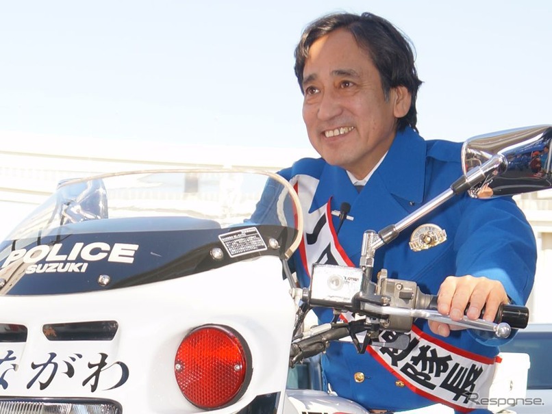 タレントのルー大柴さんが神奈川県警察高速道路交通警察隊の一日隊長に就任、交通安全を呼びかけた