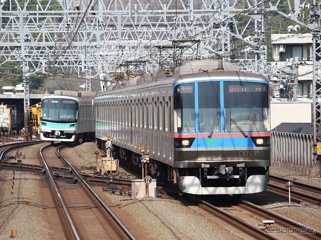 東急目黒線を走る都営地下鉄三田線6300形（右）。三田線と大江戸線は来年3月15日から終電の繰り下げを行う。