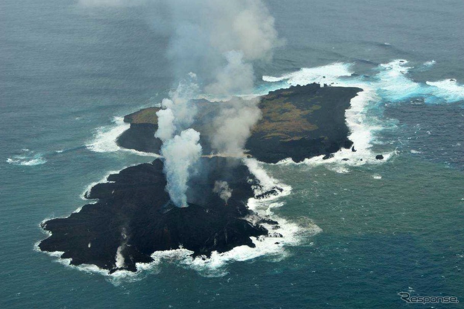 海上保安庁が2013年12月26日に撮影した西之島（奥）と新しい島（手前）。新しい島の急速な拡大で両島がつながった。