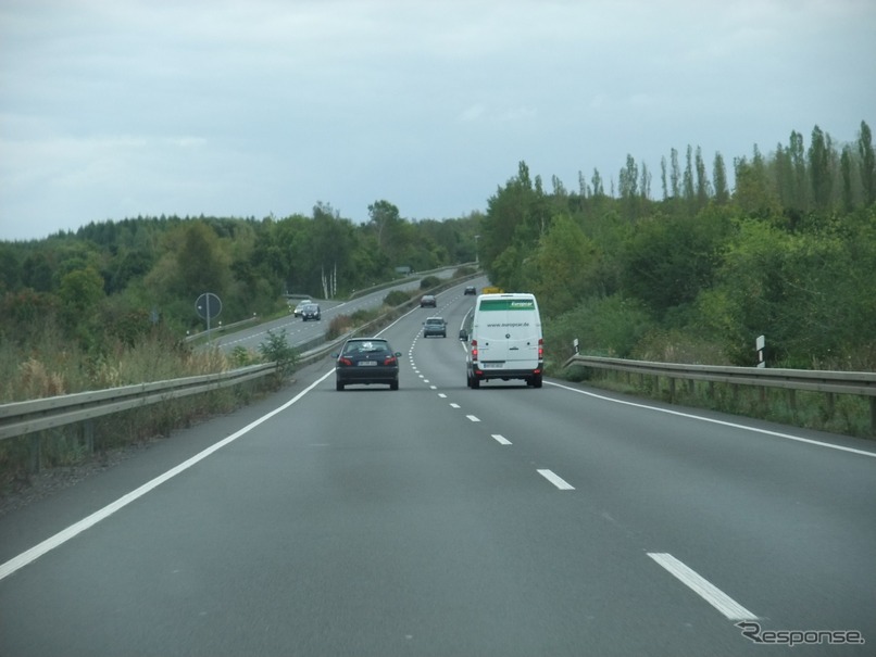 ドイツの高規格幹線道路。アウトバーンではなく、最高速度は100km/hだが、信号がないため時間あたりの走行距離はかなり伸ばせる。