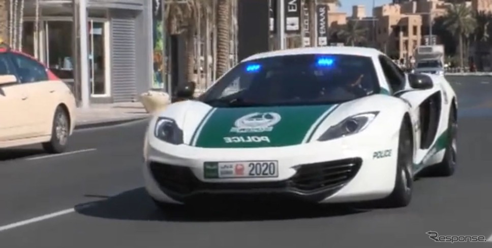 中東ドバイ警察に配備されパトロール走行するマクラーレン MP4-12C