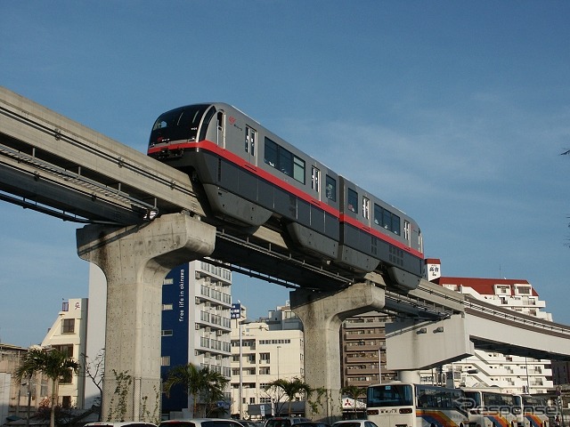 那覇市内を走るゆいレールの列車。平日の運行本数を現在より4本多くするダイヤ改正が2月7日に実施される。