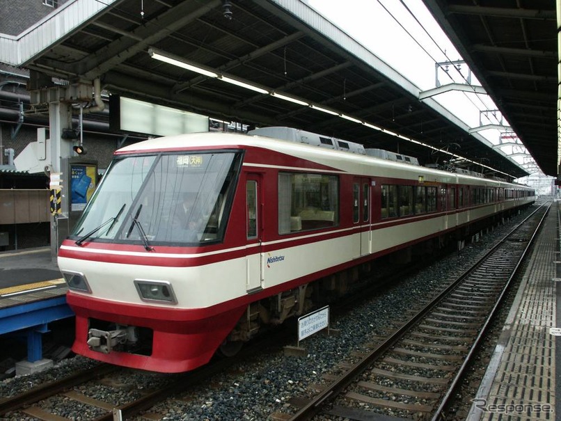 西鉄天神大牟田線の列車。「福岡モーターショーきっぷ」を利用すると300円安くなる。