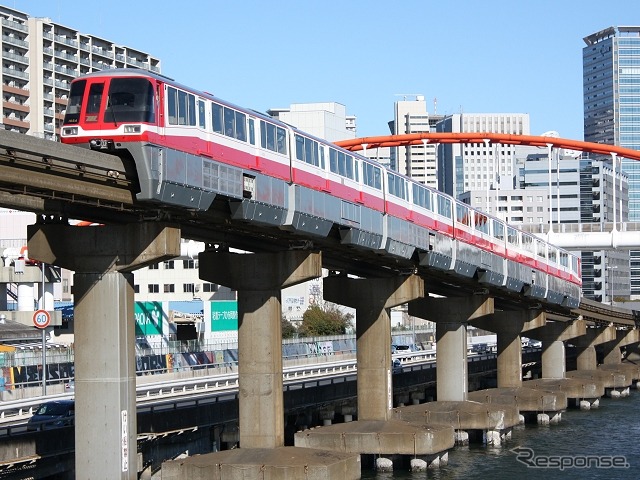 開業50周年記念事業の一環として、赤白2色の500形塗装を復刻した1000形1049号編成。これにより開業から現在まで歴代5種類の塗装を施した編成がそろった。