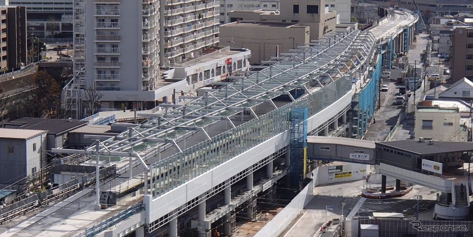 高架化工事が進む星川駅付近から横浜方を望む。島式2面4線ホームのうち1面2線分のホームの形が見えてきた。