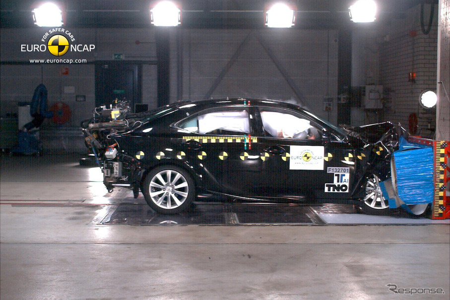 新型レクサスIS（IS300h）のユーロNCAPの衝突テスト