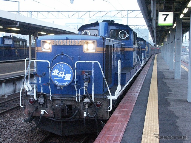JR北海道は寝台特急『北斗星』回送列車機関車のATSスイッチを破壊した運転士を告訴。『北斗星』は、札幌～函館間では写真のDD51形ディーゼル機関車が2両で客車をけん引する。