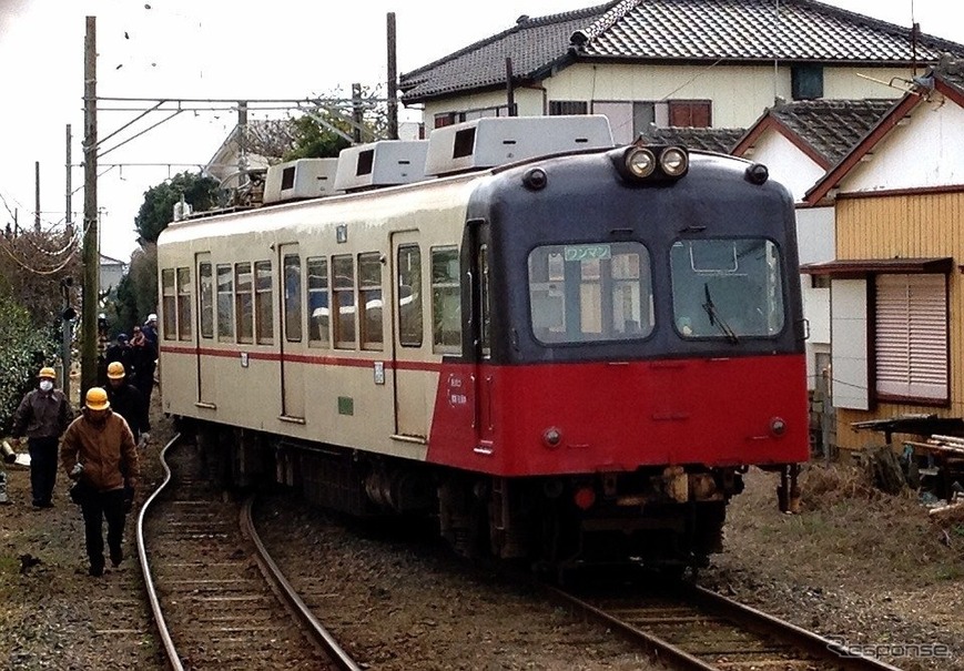 1月11日の脱線事故の影響で運休中の銚子電鉄線が26日、再開することが決まった。写真は笠上黒生駅で脱線した直後のデハ2002。