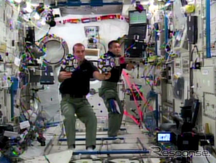 SPHERES-VERTIGO実験を行う若田宇宙飛行士とリチャード・マストラキオ宇宙飛行士（出典：JAXA/NASA）