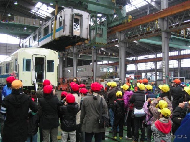 小田急は3月28日に「小尾の総合車両所親子見学会」を開催。写真は昨年行われた際の車体上げ作業の様子