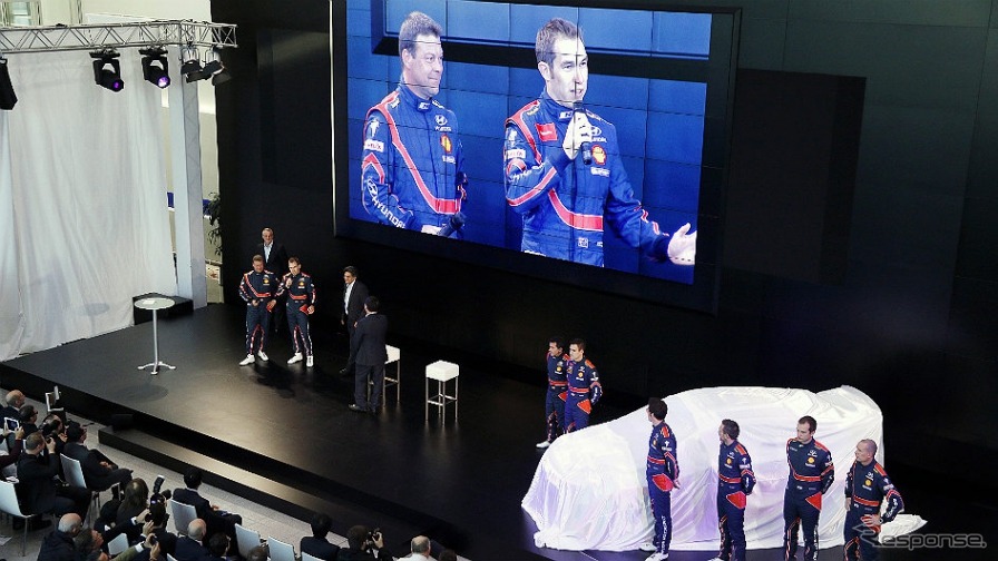 ヒュンダイチームの一員として紹介を受けるクリス・アトキンソン