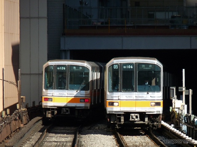 新型車両への置き換えが進行中の銀座線01系。初期に製造された車両は今では珍しくなった「非暖房車」だ。写真は冷暖房装置を搭載した第26編成（左）と冷房装置のみ搭載した第06編成（右）。