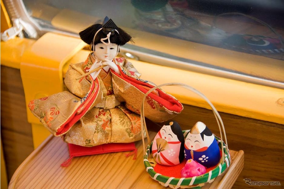 『しまんトロッコ』の車内に飾り付けされるひな人形。飾り付け期間中は防雨・防寒用シートを設置して運行する。
