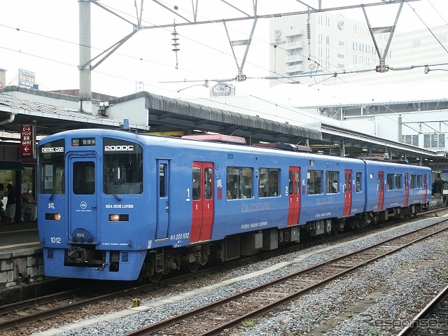 長崎駅で発車を待つキハ200形気動車。同駅は写真の反対側にある車両基地の敷地に移転する形で高架化されるため、車両基地も3月中旬までに佐世保市内の早岐駅に移転する予定。これに伴い車両基地の一般公開イベントを2月23日に実施する。