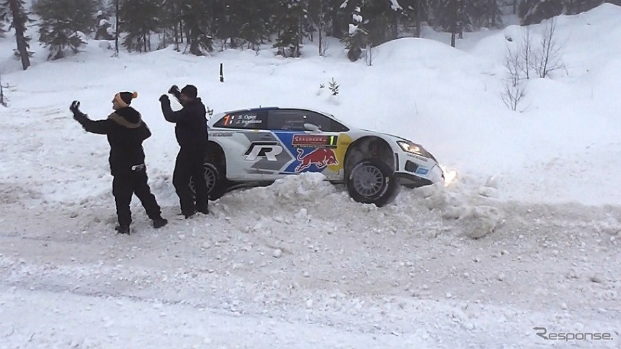 雪の吹きだまりに捕まってしまったVWポロR(セバスチャン・オジェ）