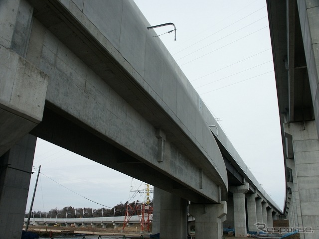 車庫線の高架橋が、つくばエクスプレス下り線の高架橋をくぐって車両基地に延びている部分。車庫線は現在単線だが、2017年度から複線化される。