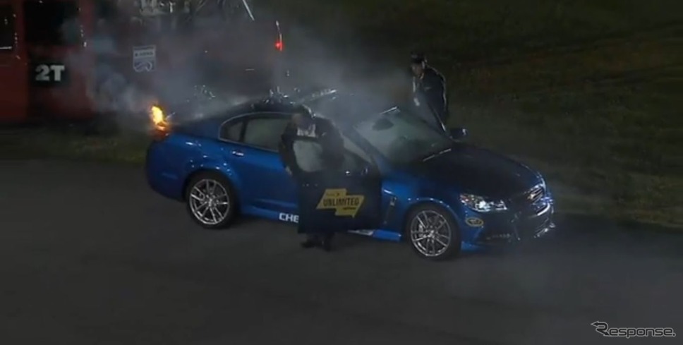 米 NASCAR 開幕戦で車両火災を起こしたシボレーSSのペースカー