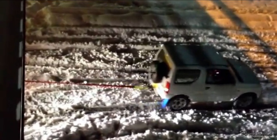 雪でスタックした車両を救出するスズキジムニー