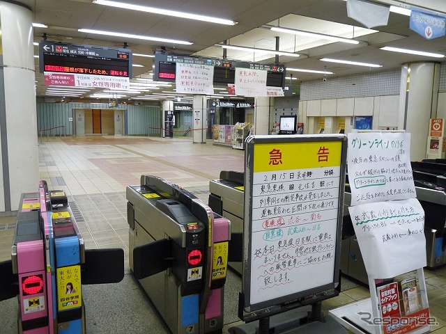 東急東横線元住吉駅で発生した列車衝突事故を踏まえ、同社は降雪時の運行対応を発表。写真は事故で不通となった際の東急東横線日吉駅改札口（2月15日18時）。この時点で同駅を含む東横線渋谷～菊名間の運転見合わせが続いており、列車の発車案内表示器にも運転見合わせを案内する紙が貼られていた。