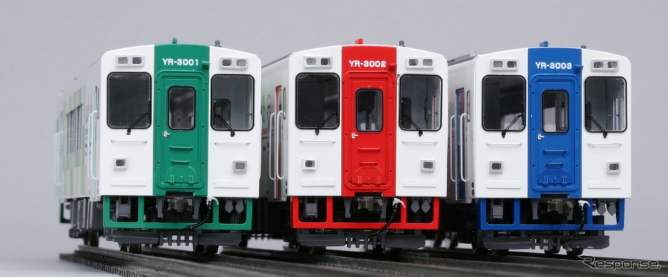 由利高原鉄道が導入を進めているYR-3000形の模型。青を基調にデザインしたYR-3003(右)は3月から運行を開始する。