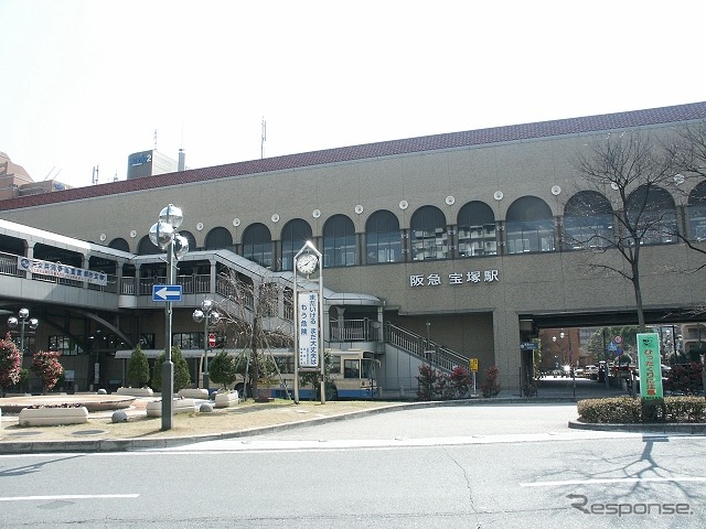 阪急電鉄の宝塚駅。3月21日から発車メロディーに「すみれの花咲く頃」「鉄腕アトム」が使われる。