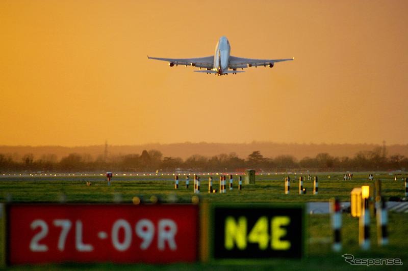 ヒースロー空港を飛び立つ旅客機
