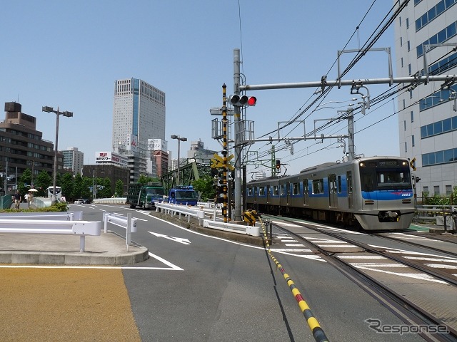 第一京浜道路が東海道本線や東海道新幹線などと立体交差する新八ツ山橋付近（右側は京急本線）。中央新幹線はこのあたりから神奈川県駅（橋本駅付近地下）の約3km手前まで大深度地下を通る。