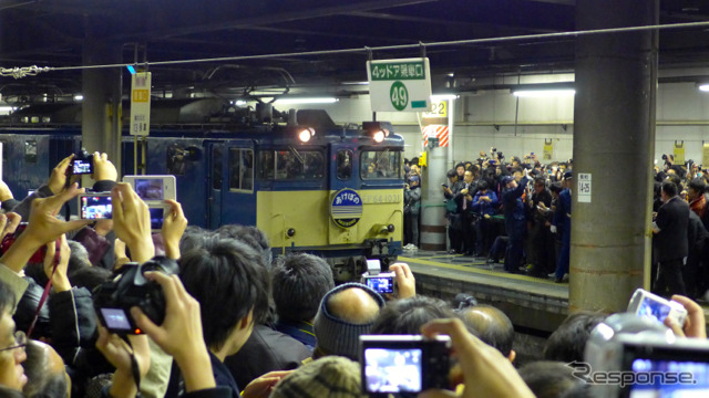 3月14日夜、上野駅の13番線ホームには最後の『あけぼの』を見送ろうと大勢のファンが詰めかけた