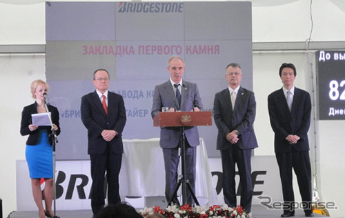 1人おいて左から、三菱商事・垣内常務執行役員、ウリヤノフスク州知事・セルゲイ・モロゾフ氏、ブリヂストン代表取締役COO・西海和久氏、在ロシア連邦日本国大使館・道井公使
