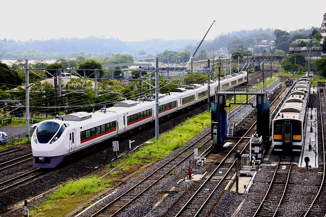 JR東日本は常磐線の友部～内原間に太陽光発電設備を設置すると発表。写真は常磐線の特急『ひたち』