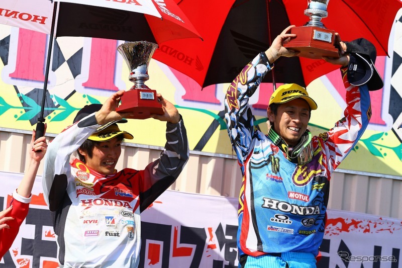 成田亮選手と小方誠選手の表彰台