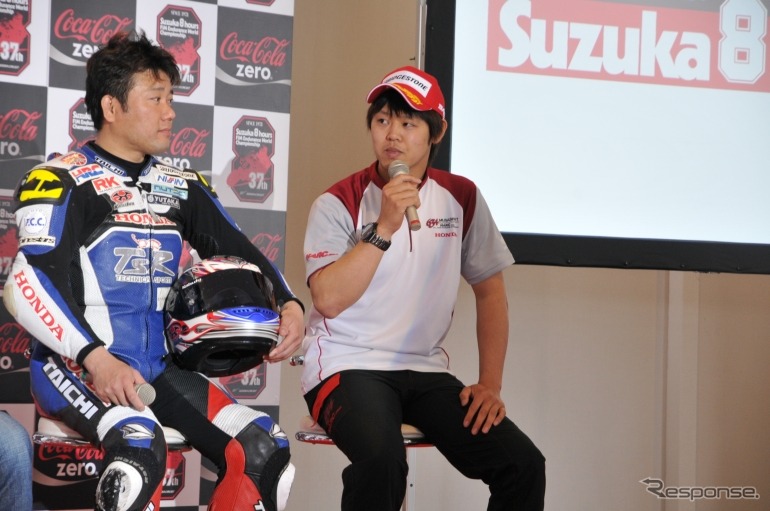 F.C.C. TSR Hondaの秋吉耕佑選手（左）とMuSASHi RT HARC-PRO.の高橋巧選手