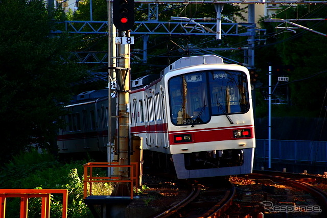 神戸電鉄は16日、有馬口駅の配線変更を行う認可を得たと発表。現在運転できなくなっている新開地方面と有馬温泉を結ぶ直通列車の運転が再び可能になる。写真は神戸電鉄の5000系