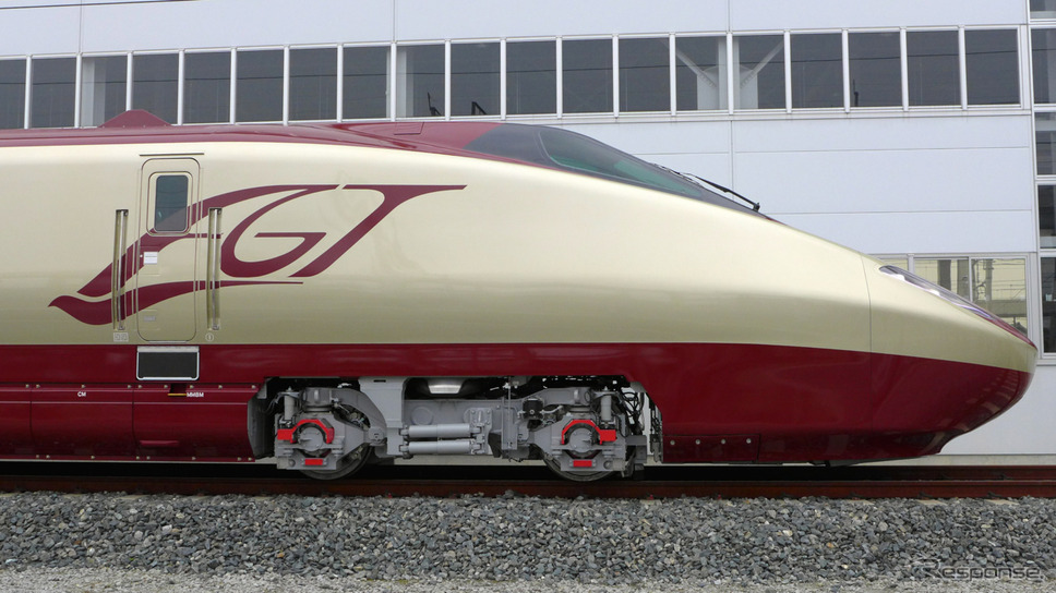 フリーゲージトレイン新試験車両先頭車の前頭部。「FGT」のロゴが目立つ。前頭部の流線型の部分の長さは8mある