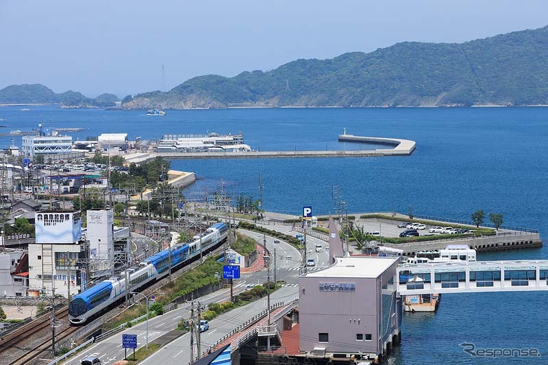 鳥羽の海岸付近を走る近鉄の観光特急『しまかぜ』。10月10日から京都～賢島間でも定期運転を開始する。