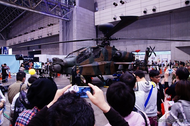 防衛省ブースに展示された戦闘ヘリ「AH-64D アパッチ ロングボウ」は大人気。記念撮影スポットと化していた。