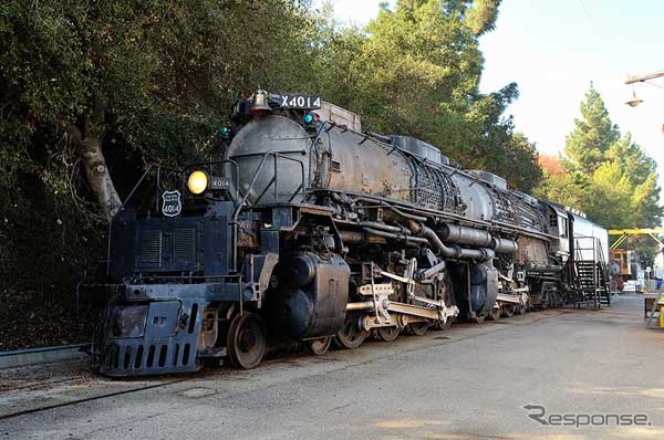 米ユニオン・パシフィック鉄道が動態復元を目指す世界最大級の蒸気機関車「ビッグボーイ」が4月28日、現在保管されているカリフォルニア州から動態復元に向けワイオミング州までの移動を開始した。写真は今回復元される4014号機