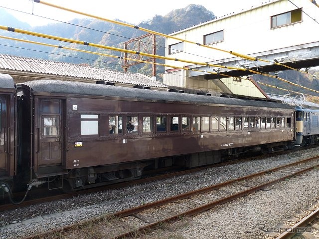 JR東日本横浜支社は6月14・15日に伊豆急行「リゾート21黒船電車」と旧型客車の乗車体験会を横須賀線で実施する。写真は旧型客車のすスハフ32形。