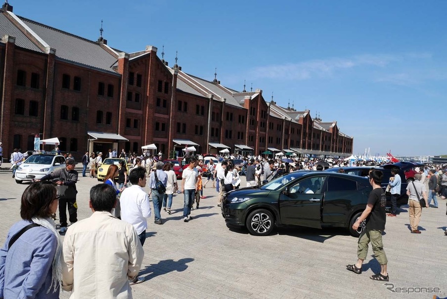 「横浜赤レンガ倉庫」で開催された「CAR MEET2014」には多数の来場者が訪れた