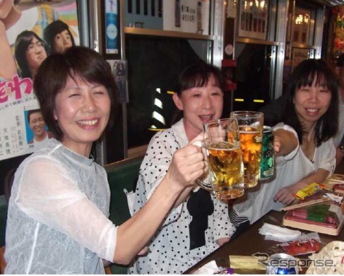 京阪は今年も大津線で、車内でビール飲み放題の「昭和レトロ　ビールde電車」を運行。写真は昨年の車内の様子