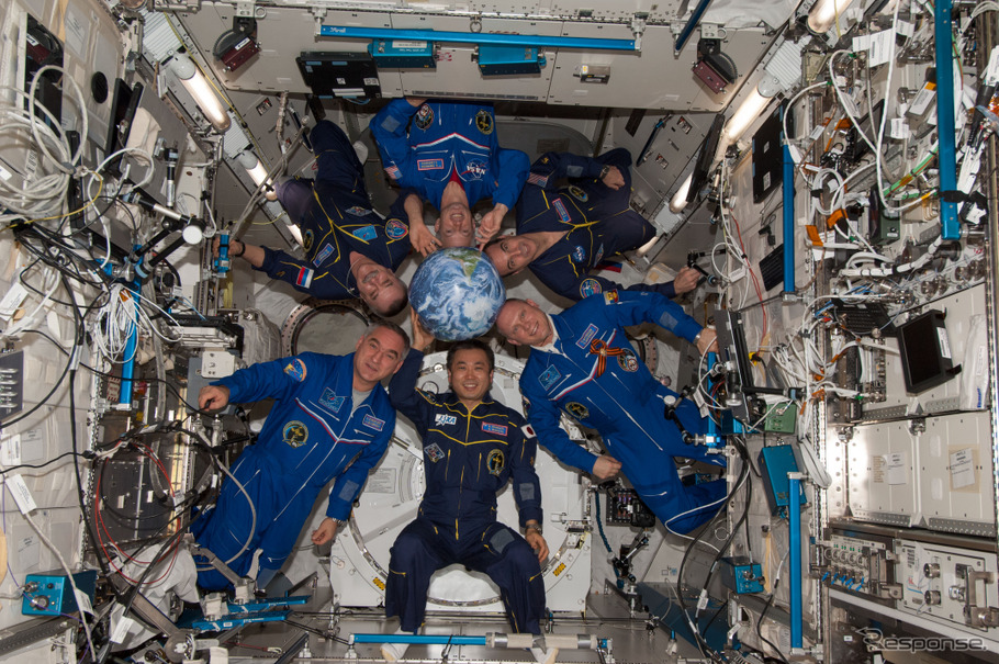 ISS日本実験棟「きぼう」船内実験室に集合した第39次長期滞在クルー（5月3日）（出典：JAXA／NASA）