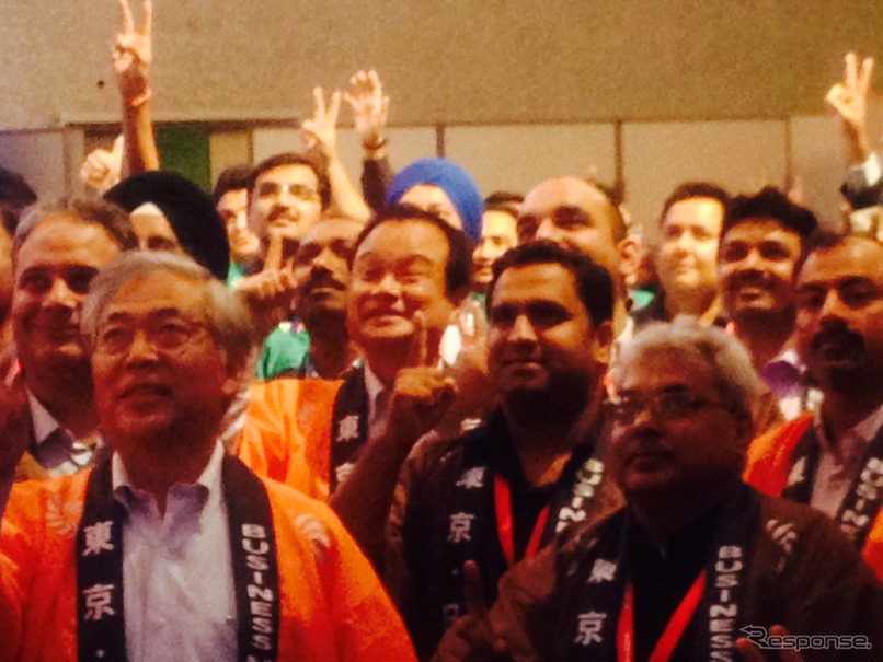 インドの2輪ディーラー大会に出席したホンダの伊東孝伸社長（中央）