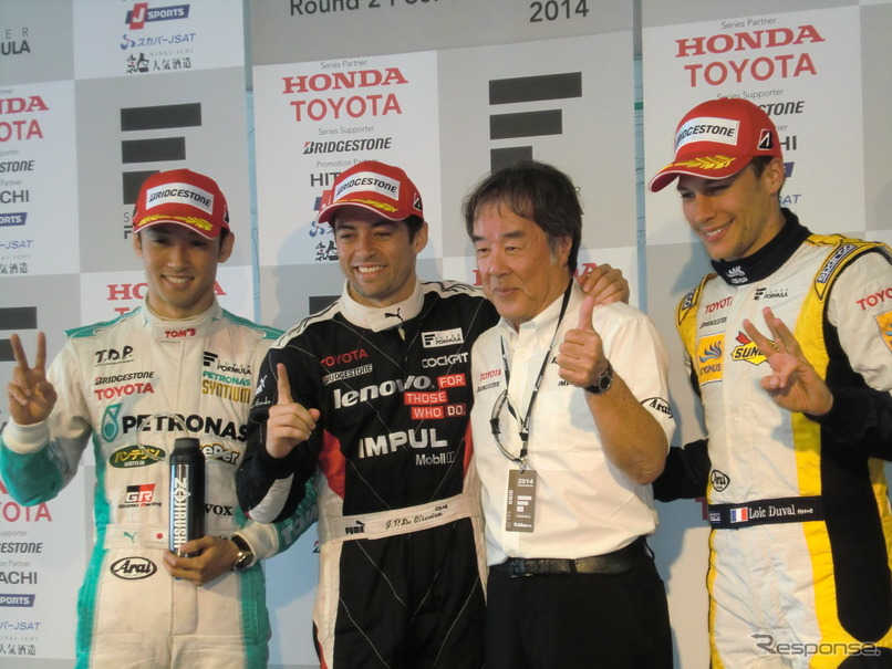 決勝レース1のトップ3。左から2位の中嶋一貴、優勝のオリベイラ&星野一義監督、3位のデュバル。