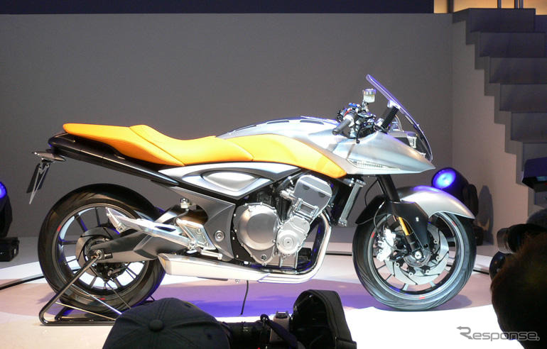 【東京モーターショー05】スズキのスリムな6気筒モデル、4気筒並み